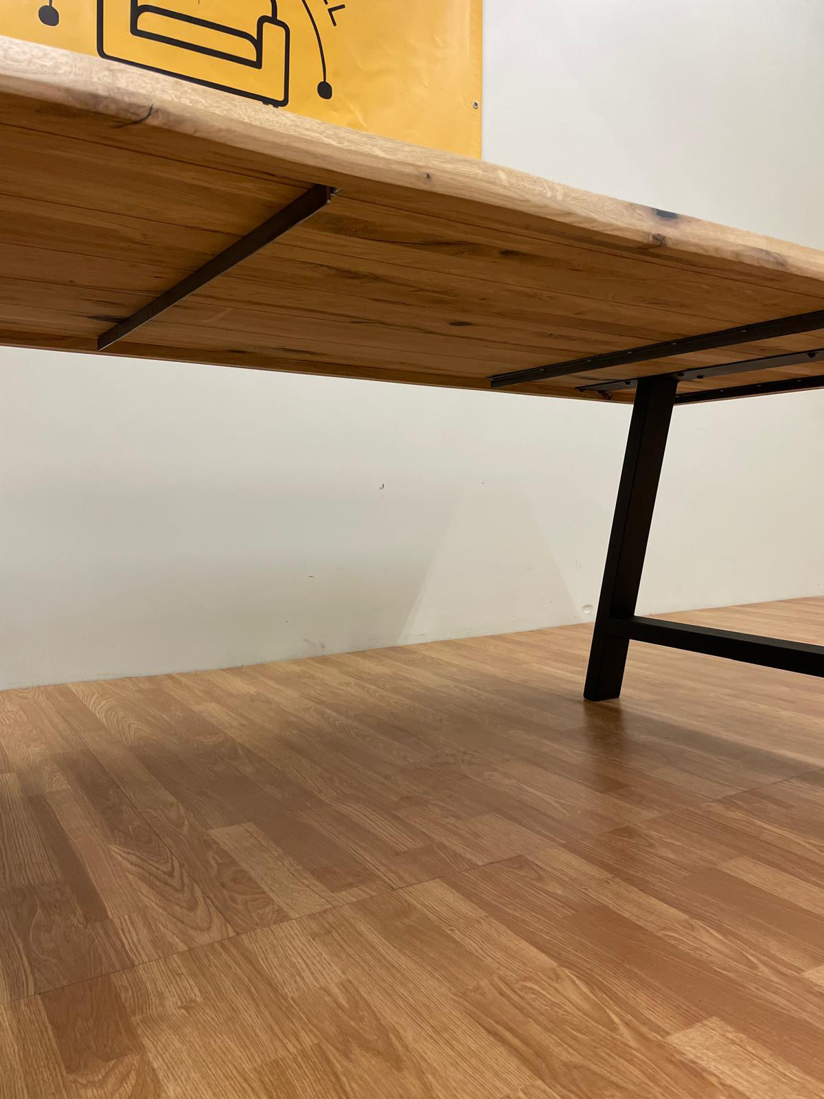 Massief eiken eettafel – robuust design met metalen poten (NIEUW)