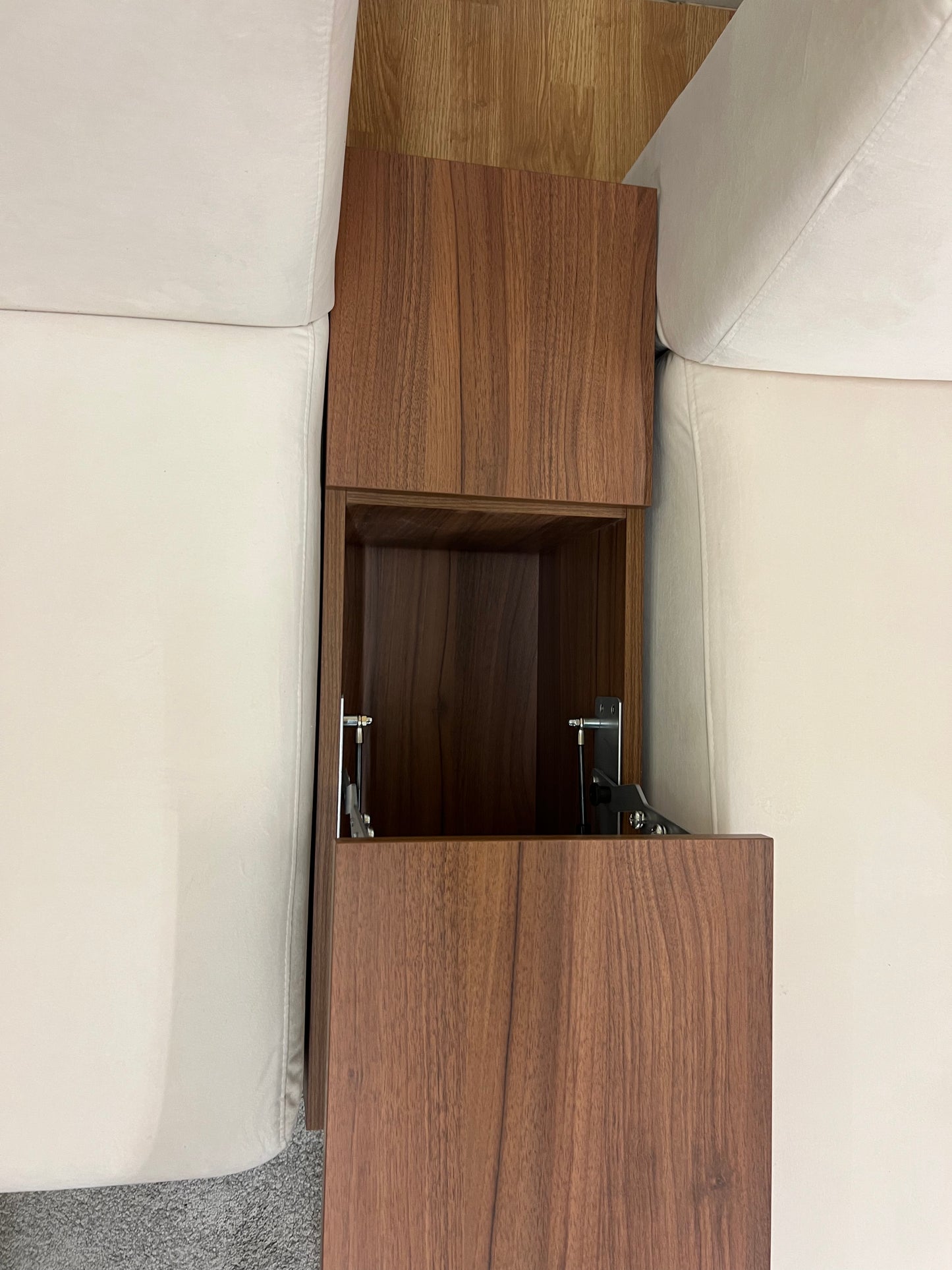 OVERSTOCK Chateau d’Ax beige velouren zetel met houten tussenstuk – topdesign