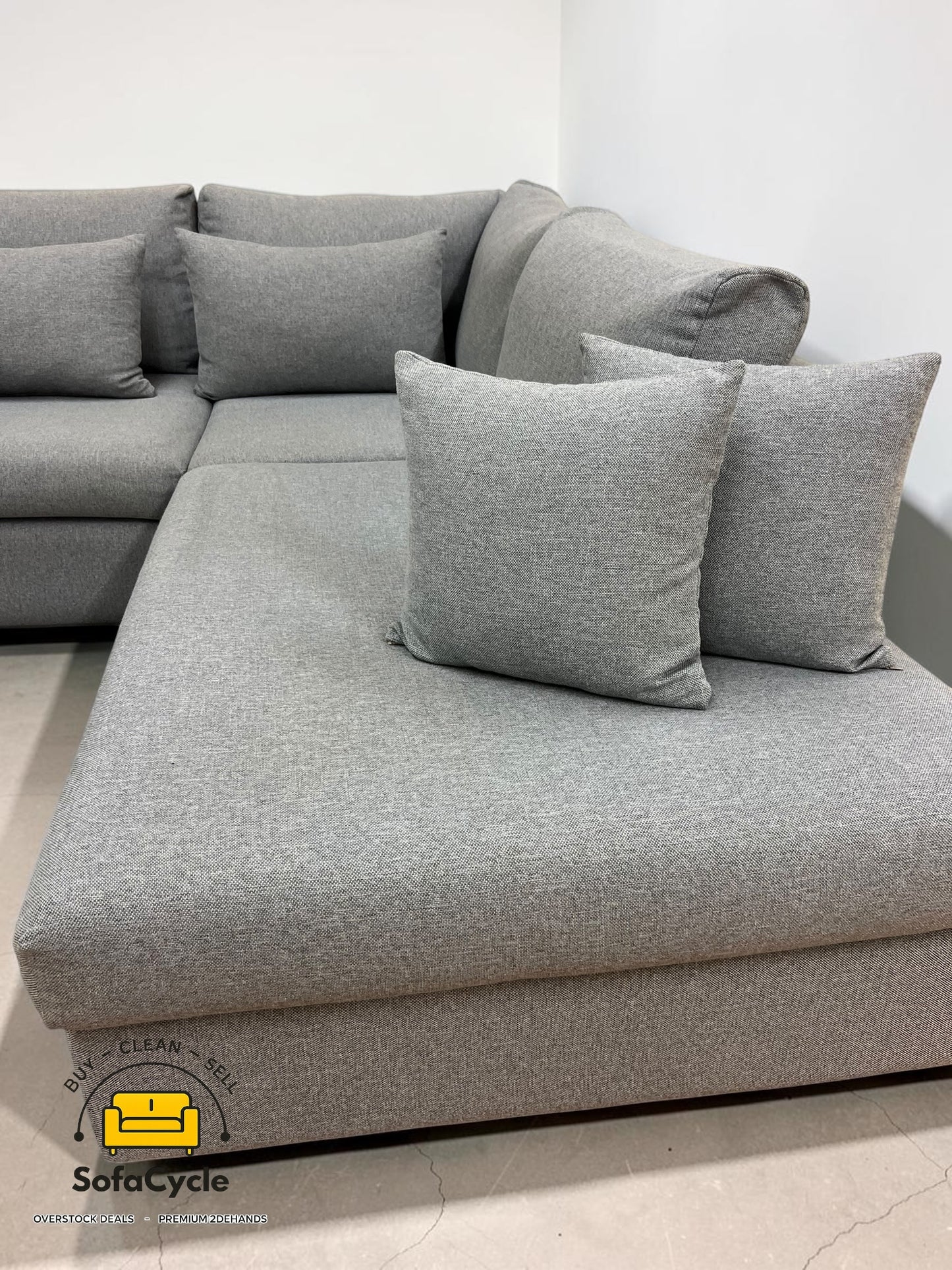 Hoekzetel grijs in stof met extra kussens – tweedehands