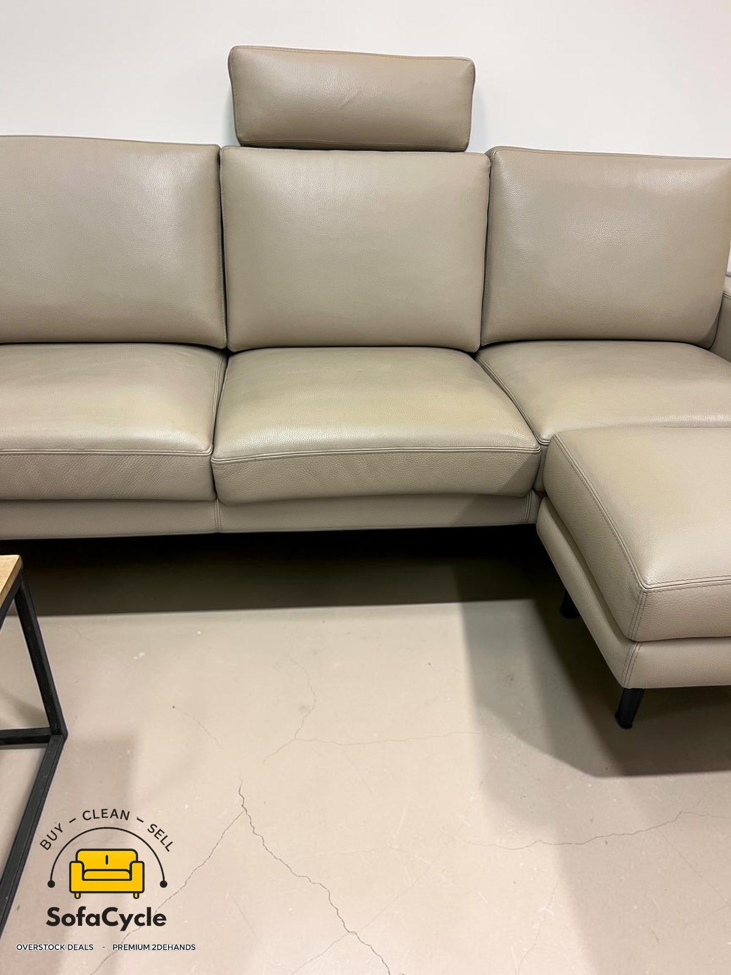 3-zit taupe in echt leder met poef – tweedehands