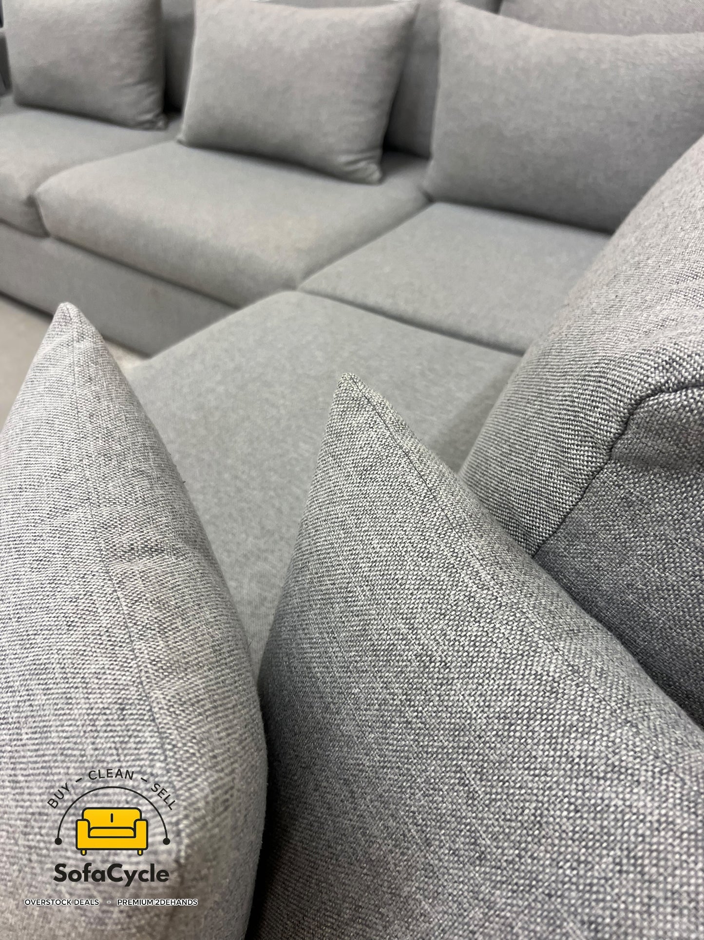 Hoekzetel grijs in stof met extra kussens – tweedehands
