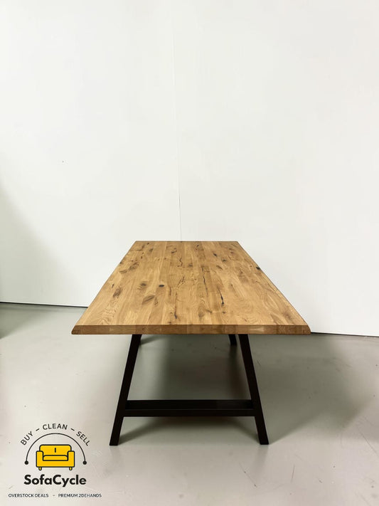 Massief eiken eettafel – robuust design met metalen poten (NIEUW)