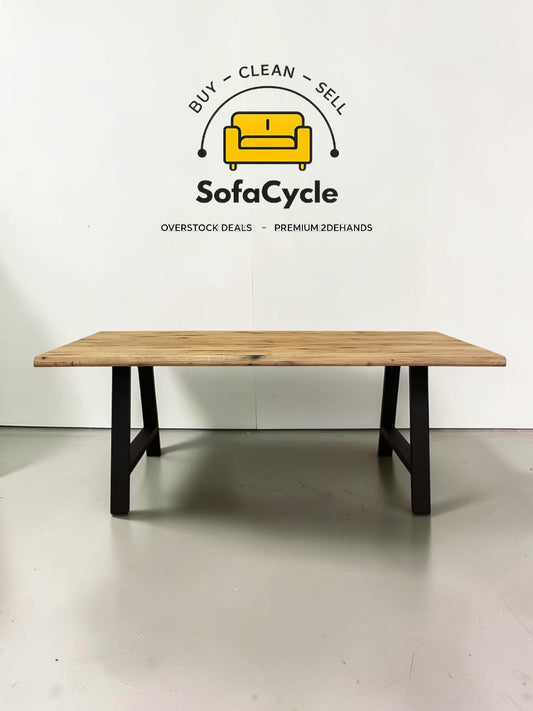Massief eiken eettafel – robuust design met metalen poten (NIEUW)